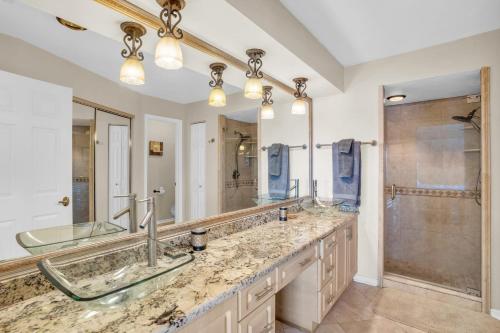 Lake View Villa with a 1 Car Garage 2 Bedrooms in Lakeside of Naples Fl