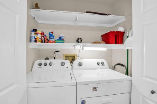 Lake View Villa with a 1 Car Garage 2 Bedrooms in Lakeside of Naples Fl