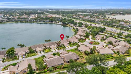 Lake View Villa with a 1 Car Garage 2 Bedrooms in Lakeside of Naples Fl