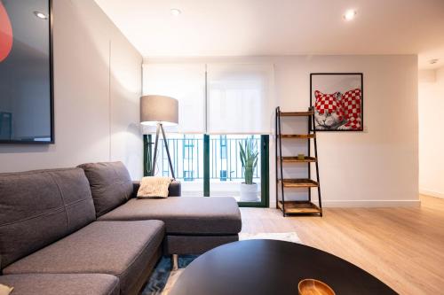 Chasing Cat 1BR by geko