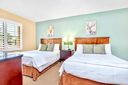Suite near Disney w Pool Arcade and Hot Tub in Orlando, USA