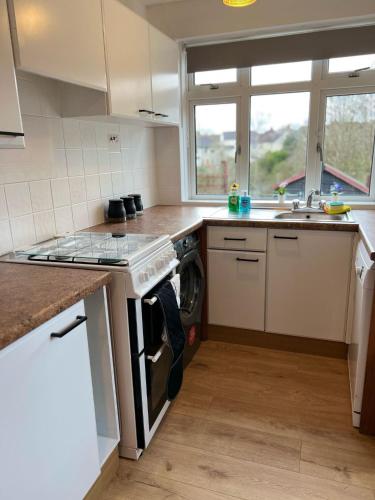 кухня, Hospital Convenience - 3 bed house, driveway parking, high speed wifi in Coxford