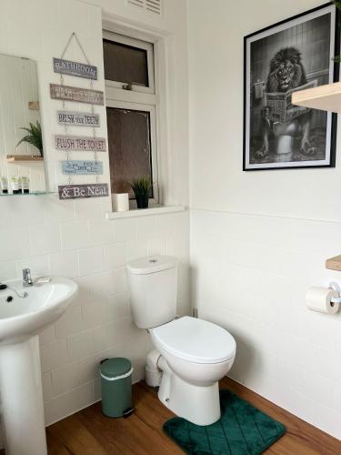 Ванна кімната, Hospital Convenience - 3 bed house, driveway parking, high speed wifi in Coxford