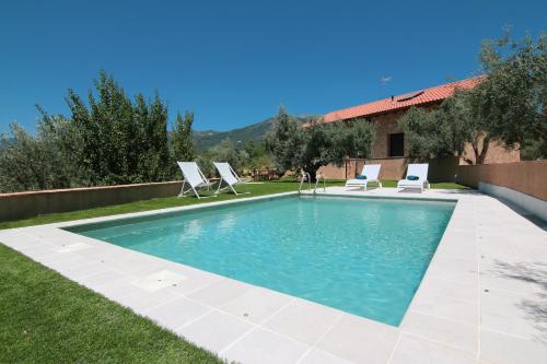 Úszómedence, Villa familiar con piscina, en La Vera de Cáceres (Villa familiar con piscina, en La Vera de Caceres) in Valverde De La Vera