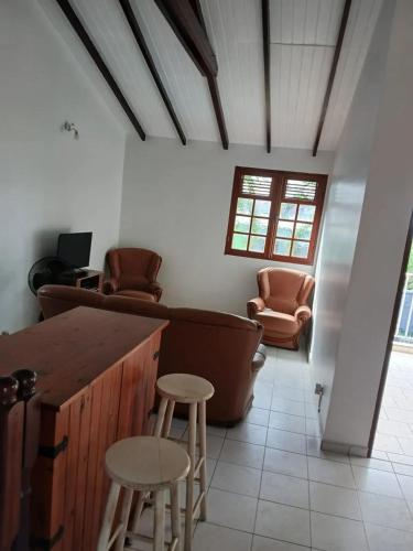 Appartement charmant à Sainte-Rose avec piscine - image 11
