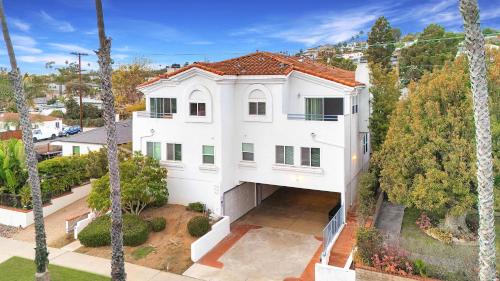 Walk to the Beach Stylish Coastal Retreat