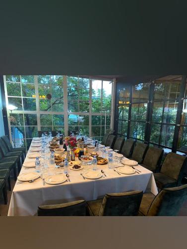 ห้องอาหาร, Tirana Sunset Retreat Stylish Loft by the Lake Park in มยูล บาทอเร