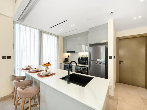 Casa Tranquila Luxury Suites with Burj Khalifa & Canal Views, Dubai (photo 7)