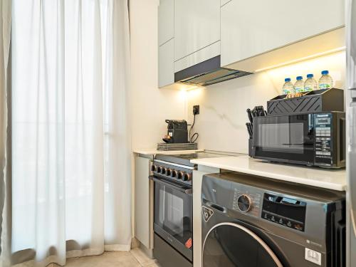 Casa Tranquila Luxury Suites with Burj Khalifa & Canal Views, Dubai (photo 8)