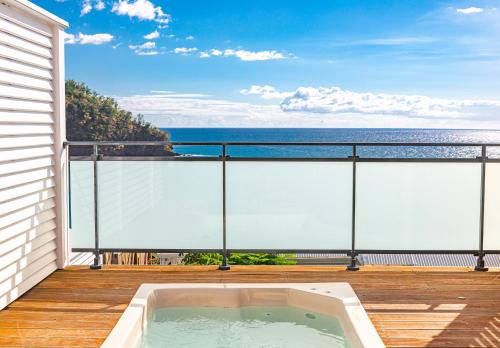 LES GALETS ROUGES LODGES & SPA in Bouillante