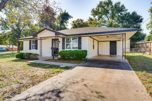 Walk to Town Home with Yard in Brenham! Walk to Town Home with Yard in Brenham!