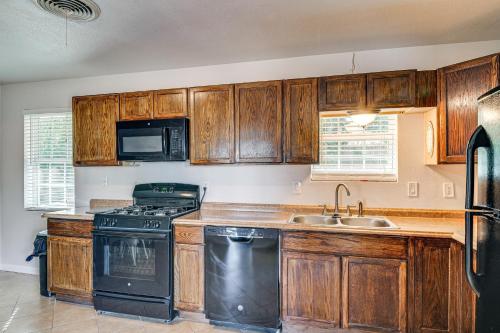 Walk to Town Home with Yard in Brenham! Walk to Town Home with Yard in Brenham!