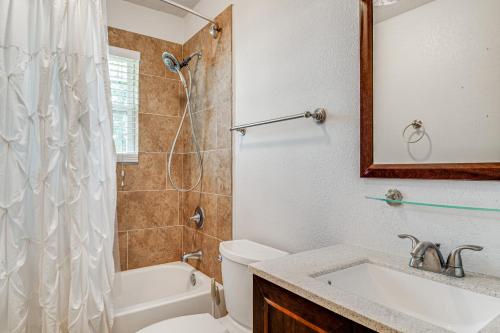 Walk to Town Home with Yard in Brenham! Walk to Town Home with Yard in Brenham!