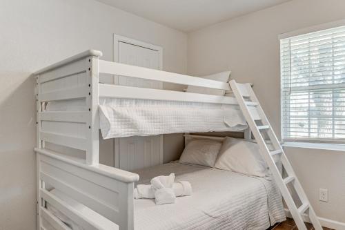 Walk to Town Home with Yard in Brenham! Walk to Town Home with Yard in Brenham!