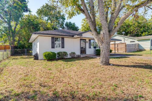 Walk to Town Home with Yard in Brenham! Walk to Town Home with Yard in Brenham!