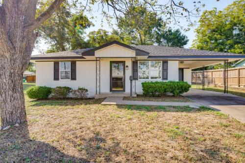 Walk to Town Home with Yard in Brenham! Walk to Town Home with Yard in Brenham!