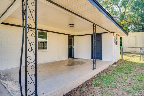 Walk to Town Home with Yard in Brenham! Walk to Town Home with Yard in Brenham!