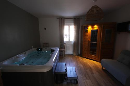 sauna, l'abreuvoir de rivière (l'abreuvoir de riviere) in Longpre-Les-Corps-Saints