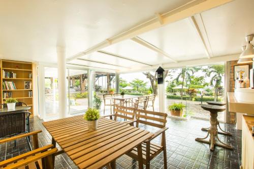 Restaurant, The Natural Garden Resort in Pong Nam Ron