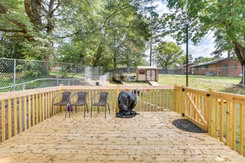 3 Mi to Dtwn Greensboro! Cozy Cottage w/ Deck in Clinton Heights