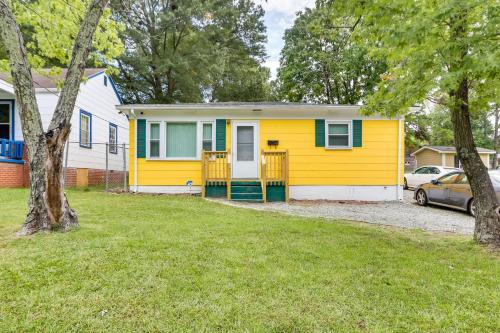 3 Mi to Dtwn Greensboro! Cozy Cottage w/ Deck in Clinton Heights