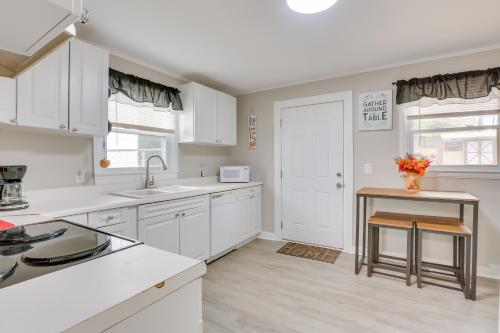 3 Mi to Dtwn Greensboro! Cozy Cottage w/ Deck in Clinton Heights