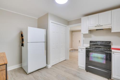 3 Mi to Dtwn Greensboro! Cozy Cottage w/ Deck in Clinton Heights