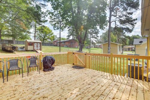 3 Mi to Dtwn Greensboro! Cozy Cottage w/ Deck in Clinton Heights