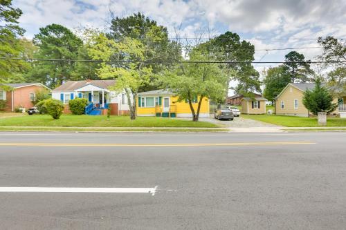 3 Mi to Dtwn Greensboro! Cozy Cottage w/ Deck in Clinton Heights
