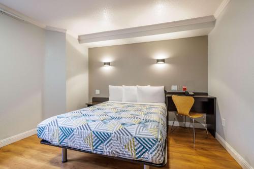Motel 6 Auburn, CA Room Type - Queen Room - Disability Access - Non-Smoking