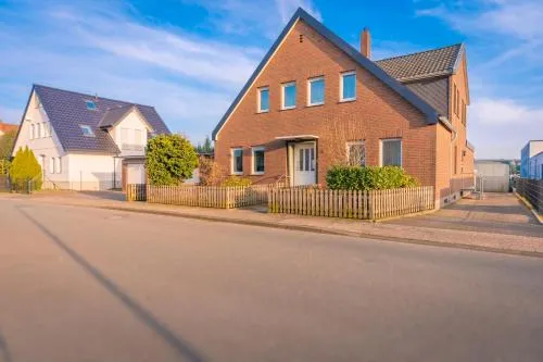 Sleeping Home - Red House - Großes Haus für Gruppen mit 2 Wohnungen - 15 Betten - 2 Küchen - Parkplätze - Self Check-in in Bielefeld, Deutschland