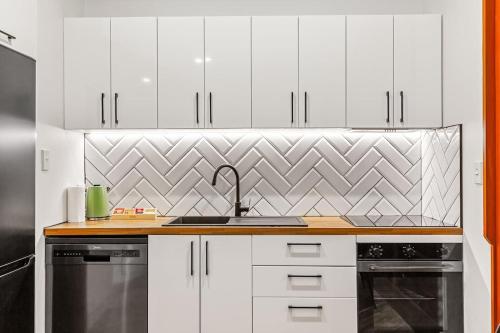 Stunning 1BR Apt in Heritage Hotel by Zodiak Stays, Auckland (Foto 9)