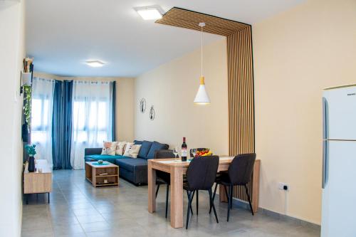 Sunday's Apartment, Paralimni