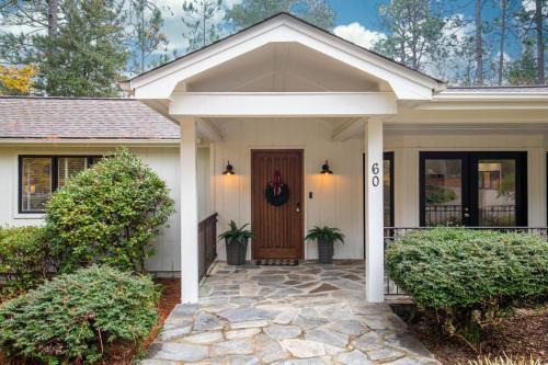 Spacious property with Pool and walkable to downtown in Pinehurst