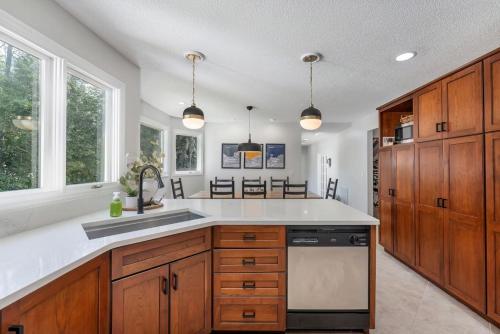 Spacious property with Pool and walkable to downtown in Pinehurst