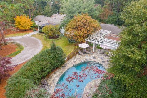 Spacious property with Pool and walkable to downtown in Pinehurst