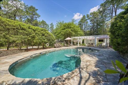 Spacious property with Pool and walkable to downtown in Pinehurst