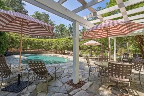Spacious property with Pool and walkable to downtown in Pinehurst