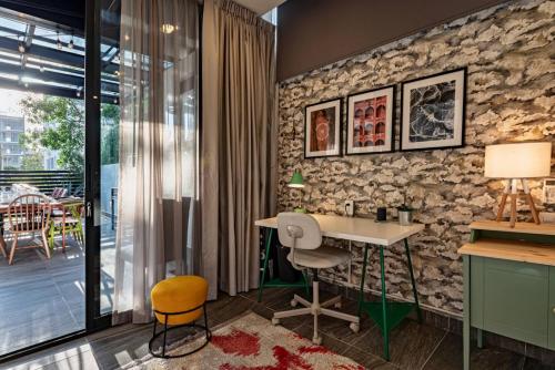 Stylish Roma Sur Home with Rooftop Lounge & BBQ - image 4