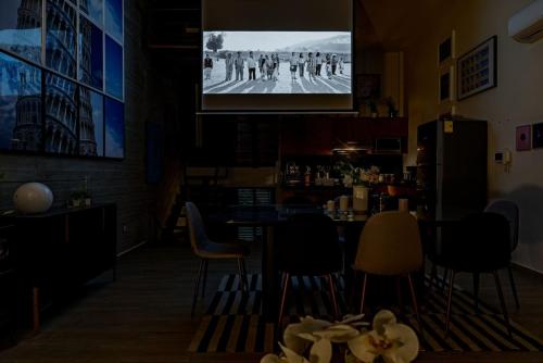 Stylish Roma Sur Home with Rooftop Lounge & BBQ - image 2
