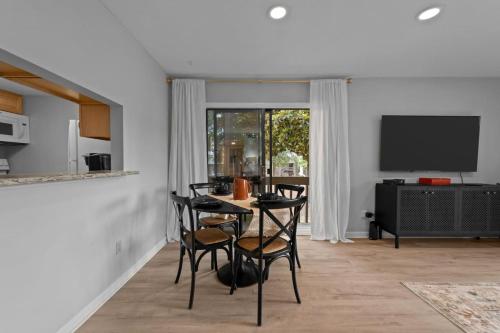 Pinehurst Lakeview 2BR with pool in 派恩赫斯特