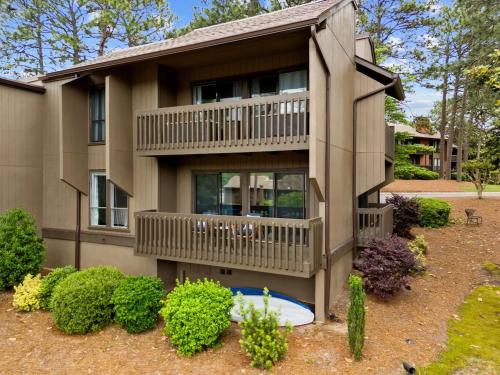 Pinehurst Lakeview 2BR with pool in 派恩赫斯特