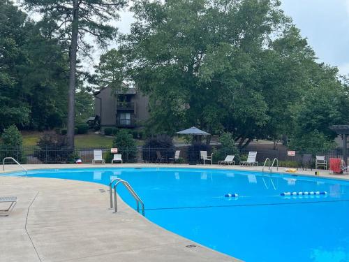 Pinehurst Lakeview 2BR with pool in 派恩赫斯特