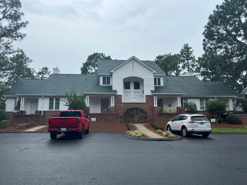 Golf Front Longleaf Condo2BR 2BA in เซาเทิร์นไพน์ส (NC)