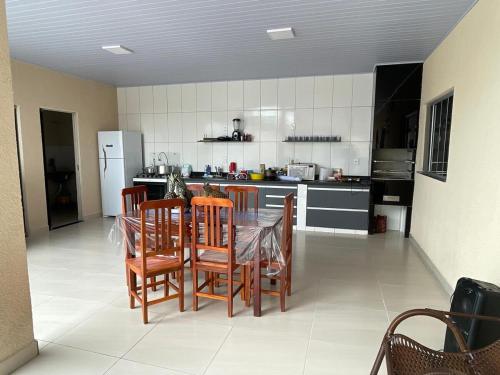 Casa com Piscina Aquecida, Churrasqueira e Wi-Fi - Perto do Centro in Vila Sao Jose