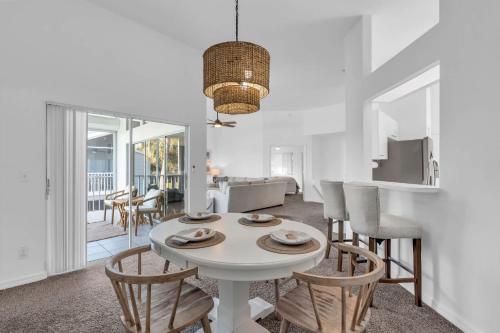 Gorgeous Lake View & Brand New Furnishings