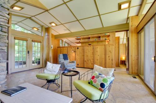 Tranquil Mid-Century Modern Cottage with Forest View in Batesville