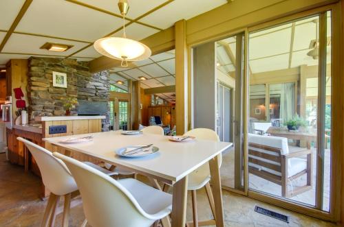 Tranquil Mid-Century Modern Cottage with Forest View in Batesville