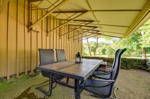 Tranquil Mid-Century Modern Cottage with Forest View - image 7