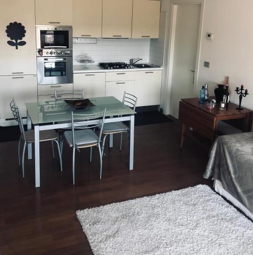 Camera privata con bagno su appartamento condiviso, Benátky (fotografie 7)